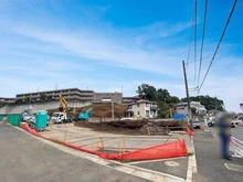 【神奈川県/横浜市神奈川区菅田町】横浜市神奈川区菅田町　新築戸建1号棟 建築中の外観：全3棟　右側