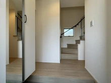 【神奈川県/横浜市神奈川区菅田町】横浜市神奈川区菅田町　新築戸建1号棟 玄関