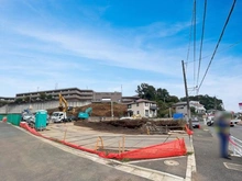 【神奈川県/横浜市神奈川区菅田町】横浜市神奈川区菅田町　新築戸建2号棟 現地（建築前）：全3棟　左奥