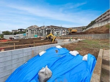 【神奈川県/横浜市神奈川区菅田町】横浜市神奈川区菅田町　新築戸建2号棟 現地（建築前）：全3棟　左奥