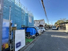 【神奈川県/川崎市麻生区片平】片平1丁目新築戸建B号棟 建築中の外観：全2棟　手前