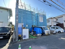 【神奈川県/川崎市麻生区片平】片平1丁目新築戸建A号棟 建築中の外観：全2棟　右側