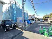 【神奈川県/川崎市麻生区片平】片平1丁目新築戸建A号棟 建築中の外観：全2棟　奥