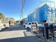 【神奈川県/川崎市麻生区片平】片平1丁目新築戸建A号棟 建築中の外観：全2棟　手前