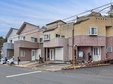 【神奈川県/川崎市宮前区初山】川崎市宮前区初山2丁目　中古戸建 外観：右から2番目