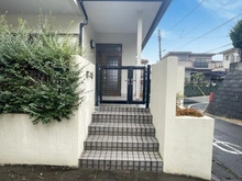 【神奈川県/横浜市緑区上山】横浜市緑区上山3丁目　中古戸建 アプローチ