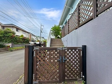 【神奈川県/横浜市青葉区美しが丘西】横浜市青葉区美しが丘西2丁目　中古戸建 アプローチ
