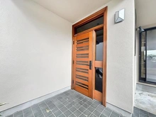 【神奈川県/横浜市戸塚区汲沢町】横浜市戸塚区汲沢町　中古戸建 玄関