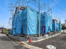 【神奈川県/川崎市高津区向ケ丘】高津区向ヶ丘新築戸建て1号棟 建築中の外観：全15棟　写真中央