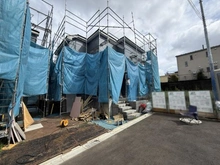 【神奈川県/川崎市高津区向ケ丘】高津区向ヶ丘新築戸建て2号棟 建築中の外観：全15号棟　写真中央