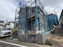 【神奈川県/川崎市高津区向ケ丘】高津区向ヶ丘新築戸建て14号棟 建築中の外観：全15号棟　写真中央