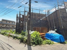 【神奈川県/横浜市旭区上白根町】旭区上白根町 新築戸建 3号棟 建築中の外観：全3棟　中央