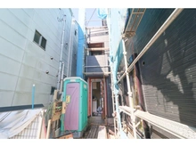 【神奈川県/横浜市鶴見区朝日町】鶴見区朝日町2丁目　新築戸建　2号棟 建築中の外観