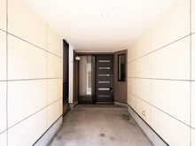 【神奈川県/川崎市幸区小倉】川崎市幸区小倉4丁目　中古戸建 玄関・駐車場