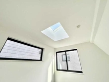 【東京都/新宿区高田馬場】新宿区高田馬場4丁目　新築戸建てB棟 洋室：天井部分採光部