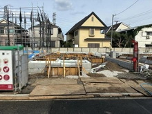 【東京都/武蔵野市桜堤】武蔵野市桜堤3丁目戸建 3号棟／全8号棟 現地（建築前）：全8棟、北西側 公道4.2ｍから見て奥から2番目手前側