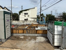 【東京都/武蔵野市桜堤】武蔵野市桜堤3丁目新築戸建 8号棟／全8号棟 現地（建築前）：全8号棟、公道北西側　幅員4.20ｍから見て一番右手前側