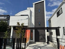 【東京都/国分寺市西恋ヶ窪】国分寺市西恋ヶ窪4丁目新築戸建 2号棟／全3号棟 外観：全3号棟、公道 南西側 幅員5.3ｍから見て右から2番目