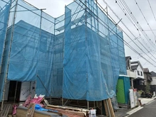 【東京都/西東京市南町】西東京市南町2丁目新築戸建　2号棟／全2号棟 建築中の外観：全2号棟 写真中央（南西側公道4ｍから見て右側）