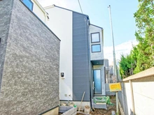 【東京都/杉並区西荻南】杉並区西荻南1丁目新築戸建 2号棟／全2号棟 外観：全2号棟、奥側の物件