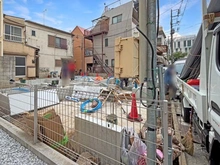 【東京都/大田区中央】大田区中央8丁目　新築戸建てA号棟 建築中の外観：≪全2棟≫手前