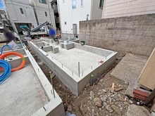 【東京都/大田区中央】大田区中央8丁目　新築戸建てA号棟 建築中の外観：≪全2棟≫右