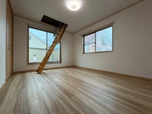 【東京都/大田区中央】大田区中央6丁目中古戸建 洋室：2階洋室 天井に収納スペース有