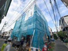 【東京都/大田区南蒲田】大田区南蒲田3丁目　新築戸建てA号棟 建築中の外観：全2棟　写真中央