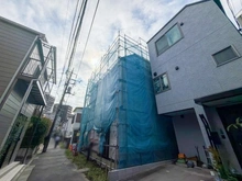 【東京都/大田区南蒲田】大田区南蒲田3丁目　新築戸建てA号棟 建築中の外観：全2棟　写真中央