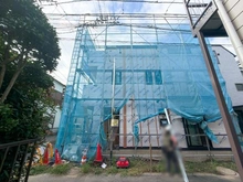 【東京都/大田区南蒲田】大田区南蒲田3丁目　新築戸建てA号棟 建築中の外観：全2棟　写真中央