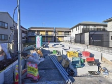 【東京都/足立区保木間】足立区保木間3丁目　新築戸建　2号棟 建築中の外観：全2棟（対象地：奥側）