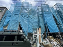 【千葉県/市川市新田】市川市新田2丁目　No.2 建築中の外観：全6棟現場（写真中央2号棟）