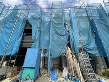 【千葉県/市川市新田】市川市新田2丁目　No.5 建築中の外観：全6棟現場（写真中央5号棟）