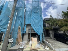 【千葉県/市川市新田】市川市新田2丁目　No.6 建築中の外観：全6棟現場（写真中央6号棟）