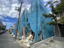 【千葉県/市川市新田】市川市新田2丁目　No.6 建築中の外観：全6棟現場（写真中央6号棟）