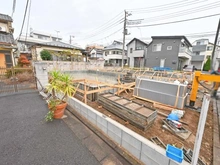 【東京都/葛飾区柴又】葛飾区柴又7丁目　新築戸建1号棟 建築中の外観：全2棟現場／手前