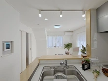 【東京都/江戸川区一之江】江戸川区一之江1丁目　中古戸建 キッチンからリビングダイニング望む