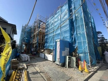 【東京都/葛飾区新宿】葛飾区新宿1丁目　1号棟 建築中の外観：全3棟現場　写真中央奥1号棟