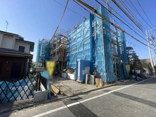 【東京都/葛飾区新宿】葛飾区新宿1丁目　1号棟 建築中の外観：全3棟現場　写真中央左奥1号棟