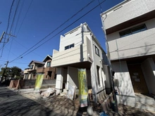 【東京都/江戸川区東瑞江】江戸川区東瑞江2丁目　新築戸建2号棟 建築中の外観：全3棟現場／写真中央部分