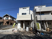 【東京都/江戸川区東瑞江】江戸川区東瑞江2丁目　新築戸建2号棟 建築中の外観：全3棟現場／写真中央部分