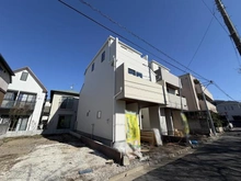 【東京都/江戸川区東瑞江】江戸川区東瑞江2丁目　新築戸建2号棟 建築中の外観：全3棟現場／写真中央部分