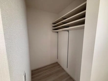 【東京都/江戸川区南小岩】江戸川区南小岩2丁目　新築戸建て キッチン：キッチン横パントリー