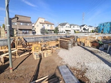 【東京都/府中市日新町】府中市日新町5丁目D号棟 建築中の外観：全10区画・写真中央