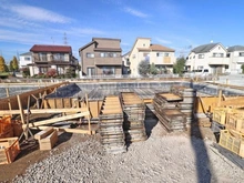 【東京都/府中市日新町】府中市日新町5丁目D号棟 建築中の外観：全10区画・写真中央