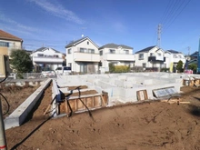 【東京都/府中市日新町】府中市日新町5丁目F号棟 建築中の外観：全10区画・写真中央