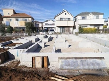 【東京都/府中市日新町】府中市日新町5丁目F号棟 建築中の外観：全10区画・写真中央