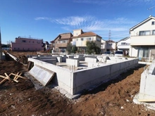 【東京都/府中市日新町】府中市日新町5丁目F号棟 建築中の外観：全10区画・写真中央