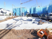 【東京都/府中市日新町】府中市日新町5丁目G号棟 建築中の外観：全10区画・写真中央