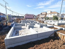 【東京都/府中市日新町】府中市日新町5丁目G号棟 建築中の外観：全10区画・写真中央